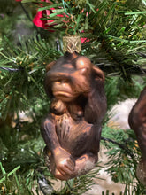 Afbeelding in Gallery-weergave laden, Kerstbal - Aap 2 - Inge Glass